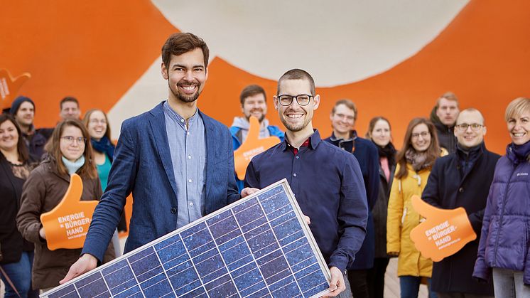 Hinter den Bürgerwerke-Vorständen Felix Schäfer (links) und Kai Hock (rechts) stehen nicht nur das Team der Geschäftsstelle in Heidelberg, sondern auch über 40.000 Menschen und 100 Mitgliedsgenossenschaften der Bürgerwerke