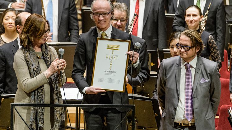 Guldkvasten 2017 har tilldelats Konserthuset Stockholm och Kungliga Filharmonikerna. Från vänster: Astrid Pernille Hartmann, ordförande i Kvast, konserthuschef Stefan Forsberg och programchef Fredrik Andersson. Foto: Jan-Olav Wedin