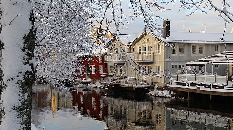 Byggnader vid Norrtäljeån som rinner genom Norrtälje stad.