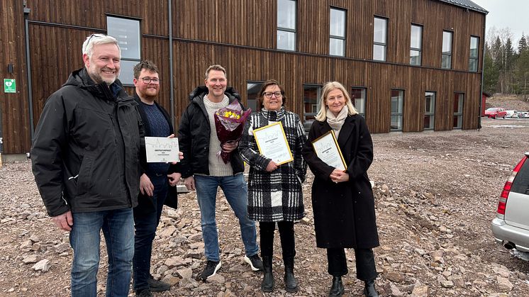 Mottagare av arkitekturpriset 2024 - Bergs Mekaniska. På bilden från vänster: Morgan Berg, vd, Emil Olsson, Per-Inge Berg, vvd, Kristina Olsson, personalchef och  Anki Haasma, arkitekt, Tengbom, Karlstad