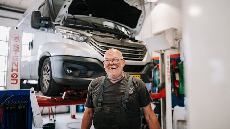 Billede 2 - Mekaniker Jens Møller er glad for sit arbejde hos HLT, og værkstedet får ros af kunderne - 'HLT går en ekstra mil for kunderne'