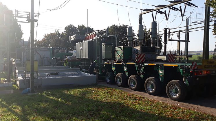 Die Vorbereitungen laufen: Der Trafo wird vom Schwertransporter auf das neue Fundament gezogen.