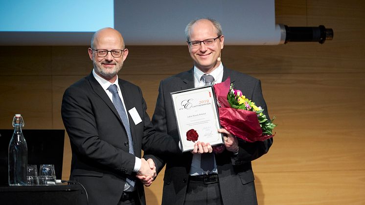 Formand for priskomiteen Niels Chr. Nielsen har overrakt Den danske polymerpris – ATV | Elastyrenprisen på 100.000 kr. til Lektor Henrik Birkedal, INANO og Institut for Kemi på Aarhus Universitet.   Foto: Tom Jersø