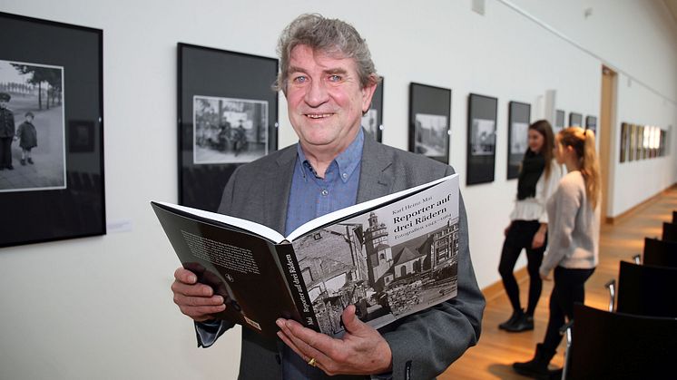 Karl Detlef Mai präsentiert den Bildband "Reporter auf drei Rädern" - Foto: Andreas Schmidt