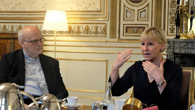 Margot Wallström i samtal med kyrkoledarna, däribland biskop Anders Arborelius. 