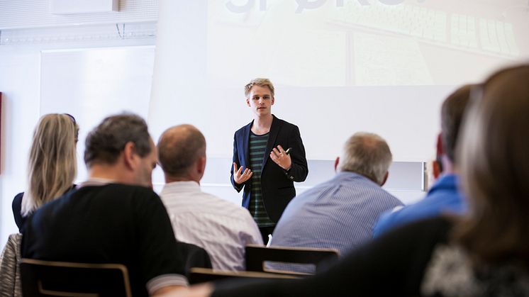 LinkedIn: Platform of the Experts?
