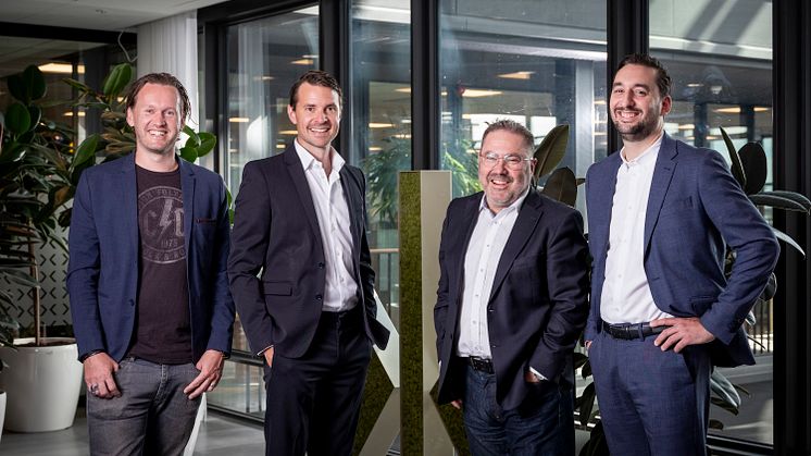 Från vänster: Gabriel Niklasson, kommersiell chef på Hockeyallsvenskan, Per Carlander, Sverigechef Unibet, Stephan Guiance, vd Hockeyallsvenskan,  Dersim Sylwan, General Manager Sverige för Kindred Group