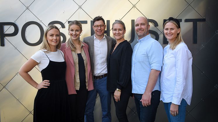 Fornøyde medarbeidere i POL ser fram til å samarbeide med Posten Norge i årene fremover. Fra venstre Rikke S. Jacobsen, Sara M. Hødnebø, Kjetil Botten Skogly, markedssjef Monica Solberg i Posten, Marius Eriksen og Kristin Scheele. Foto: Birger Morken