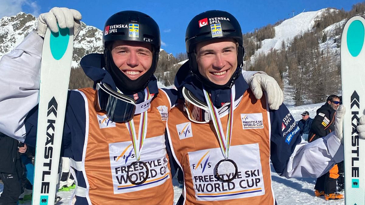 Rasmus Stegfeldt, trea i den totala parallellcupen, och Filip Gravenfors, trea i den totala världscupen och den totala singelcupen. Foto: SSF. 