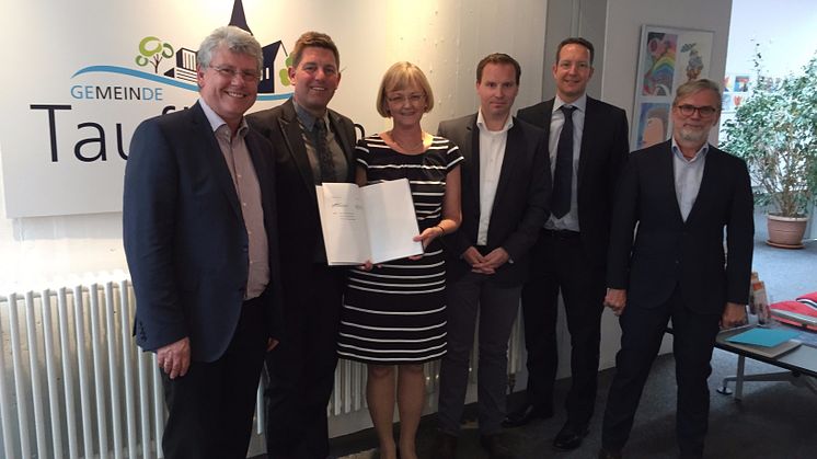 Weiter Partner bei der Stromversorgung (v.l.n.r.): Uwe Wollschläger (Bayernwerk), Ullrich Sander (Erster Bürgermeister), Ursula Jekelius (Bayernwerk), Jan Modrzinski (Abteilungsleiter Finanzen), Ingo Schroers und Robert Dallmayr (beide Bayernwerk).