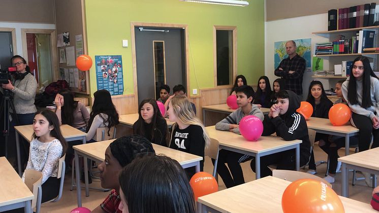 Elever på Lundbyskolan i Örebro får veta att de är Årets Erikshjälte 2019