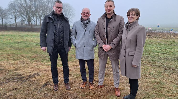 Auf diesem Gelände soll künftig ein Elektrolyseur grünen Wasserstoff herstellen. Die Projektpartner v.l.n.r.: Georg Wigge (Stadtwerke), Andreas Speith (Westfalen Weser), Dr. Steve Flechsig (Wasserstoff Lichtenau), Ute Dülfer (Energiestadt Lichtenau)