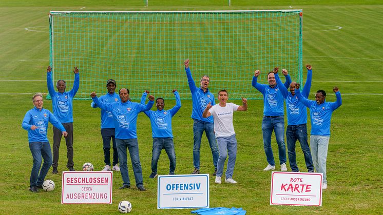 Grund zum Jubeln: Die Hephata Diakonie ist neuer Partner der Initiative „Offen für Vielfalt“. Alle Namen von links nach rechts lesen Sie am Ende des Artikels.