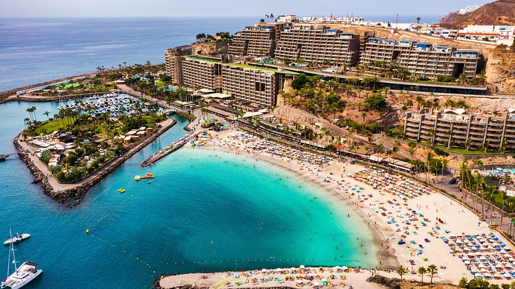 Priserna har ökat mest på Kanarieöarna, enligt Bjurfors Spanienindex. Vy över den populära stranden Anfi del Mar på södra Gran Canaria.