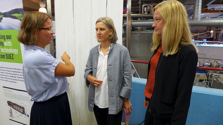 Klara Westling från IVL visar hur membrantekniken fungerar. När vattnet filtreras genom ett membran med mycket små porer hålls partiklar och partikelbundna föroreningar tillbaka. Det öppnar för möjligheten till effektivare rening av läkemedelsrester.