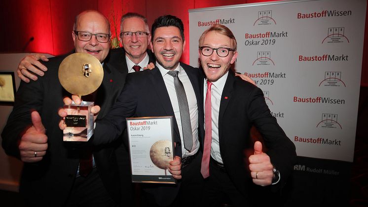 Das Team von ACO freut sich über den Gewinn des 19. BaustoffMarkt-Oskar. Wir gratulieren! Foto: BaustoffMarkt/Thomas Kiehl