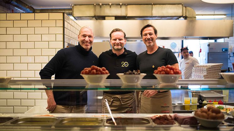 Gründer Friedemann Findeis und Klaus Rader sowie CEO Mirko Silz packen anlässich des 20. Jubiläums am 16. Januar mit im Restaurant an.