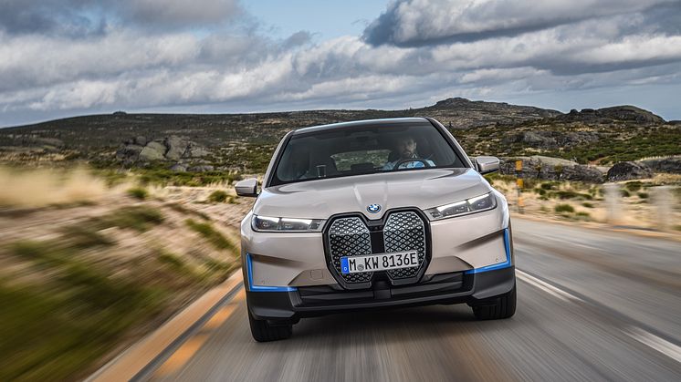 Uusi BMW iX vie autoalaa tulevaisuuteen teknologisella lippulaivamallillaan
