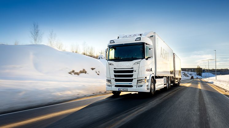 Verdens første regionale BEV fra Scania tas i bruk av ASKO. Med denne generasjonen lastebiler åpner helt nye muligheter for fossifrie transporter.