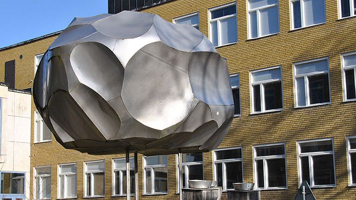 Skuru skola och det till synes svävande konstverket Molnet som finns på skolgården. 