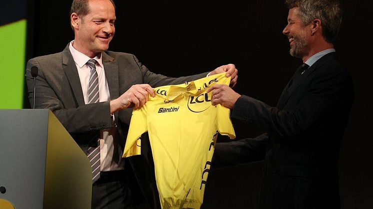 Ved præsentationen af Tour de France 2022 fik kronprins Frederik overrakt en gul førertrøje af løbsdirektør Christian Prudhomme som symbol på, at verdens største cykelløb begynder i Danmark i 2022. Foto: A.S.O./Fabien Boukla.