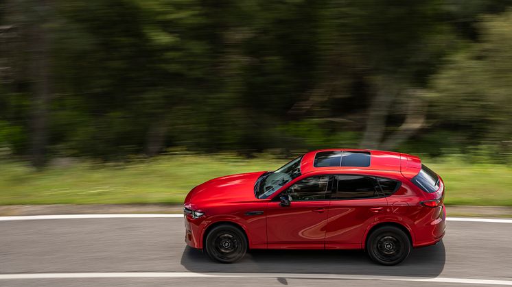 Mazda CX-60 PHEV Homura i färgen Soul Red Crystal