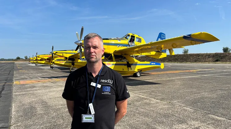 Team leader Anders Markus framför skopande flygplan.