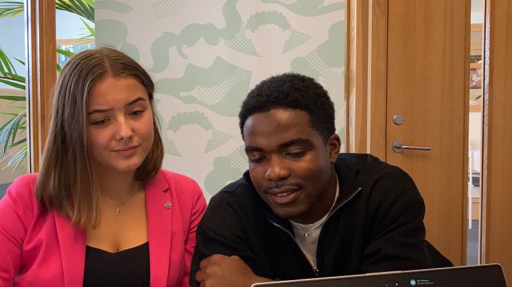 Klaudia och Bright i samtal med Mattias Frumerie