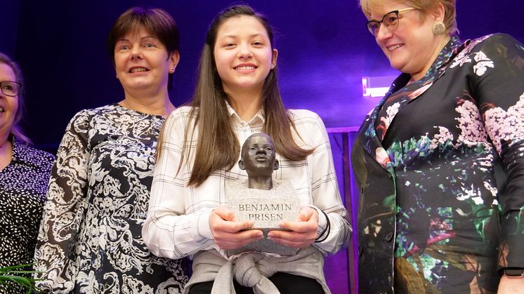 Kunnskaps- og integreringsminister Trine Skei Grande ble hilst velkommen av elevene ved Alvimhaugen barneskole. Foto: Monica Bjermeland / HL-senteret