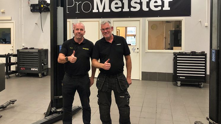 Tony Baldervin och Ulf Carlsson är två av fordonsteknikerna på Mekonomen bilverkstad i Vårby som stärkt sin verksamhet med kvalitetsmärkningen Godkänd bilverkstad.