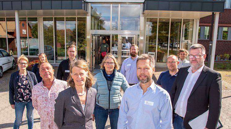 Styrelsen och projektledningen för BT Kemi Efterbehandling samt entreprenör Geoserve. Närmast kameran: ordförande Agneta Sörensson (M) och Geoserves vd Henrik Ekman.