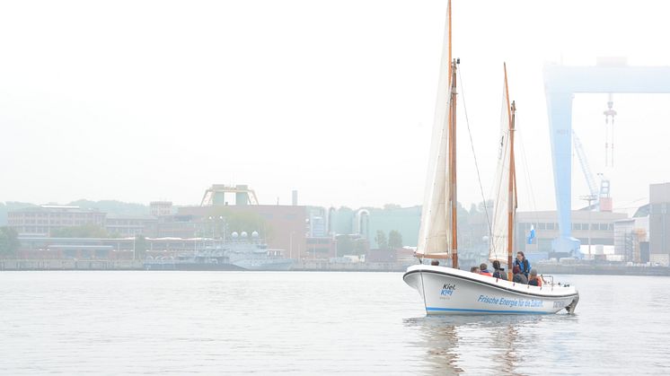 Bei Leichtwind ging es auf den Kuttern des Camp 24/7 zum Traditionssegler Zuversicht in die Rathje Werft