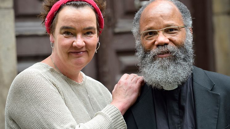 Författarporträtt: Carolina Johansson och Ted Harris (fotograf: Magnus Aronson)