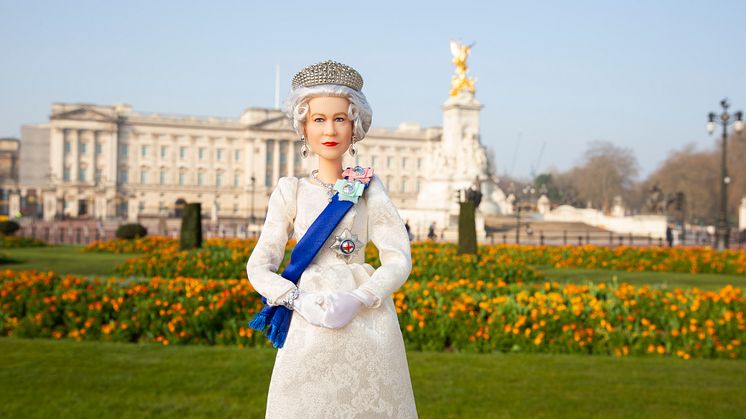 Queen Elizabeth II Barbie®-Puppe, fotografiert vor dem Buckingham Palace