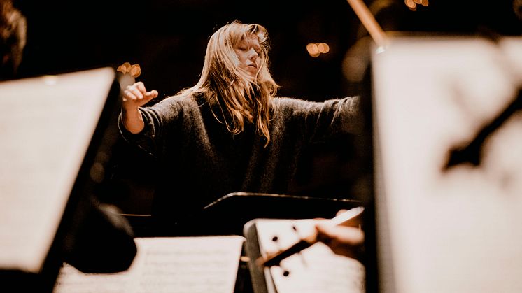 Barbara Hannigan dirigerar Göteborgs Symfoniker i gripande musik av Claude Vivier (1948-1983). Foto: Marco Borggreve.