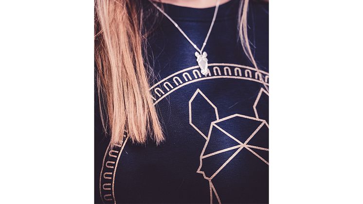 En mjuk och värmande tröja skapar en avslappnad stil och är skön att bära. Här syns sweatshirt i hög kvalitet från By Coe. Finns i flera färger och är tillverkad i ekologisk bomull på Fairtrade-certifierad fabrik. På bilden syns också halsbandet Kim.
