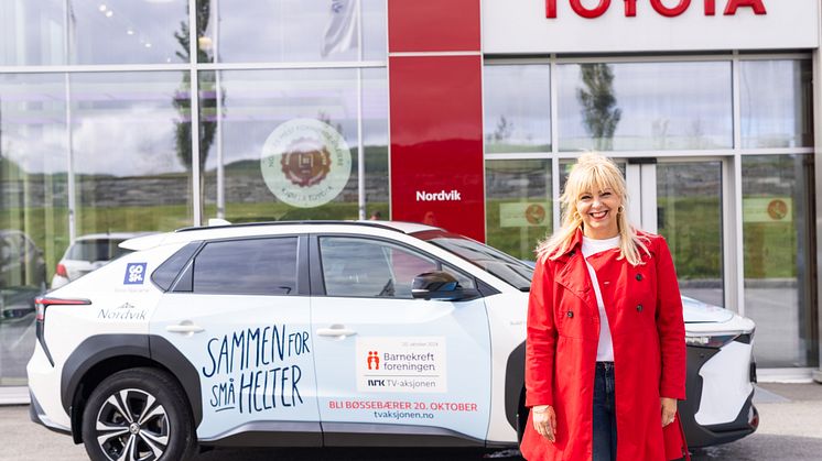 Elektrisk Toyota: Hanne Myrvang fra TV-aksjonen har reist rundt i Nordland til inntekt for Barnekreftforeningen. Foto: Nordvik AS.