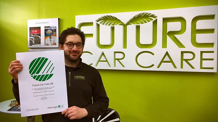 Alex Ghanati, VD Future Car Care AB visar upp sin Svanen-certifiering 