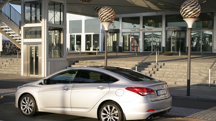 Hyundai i40 sedan skrått bakfra
