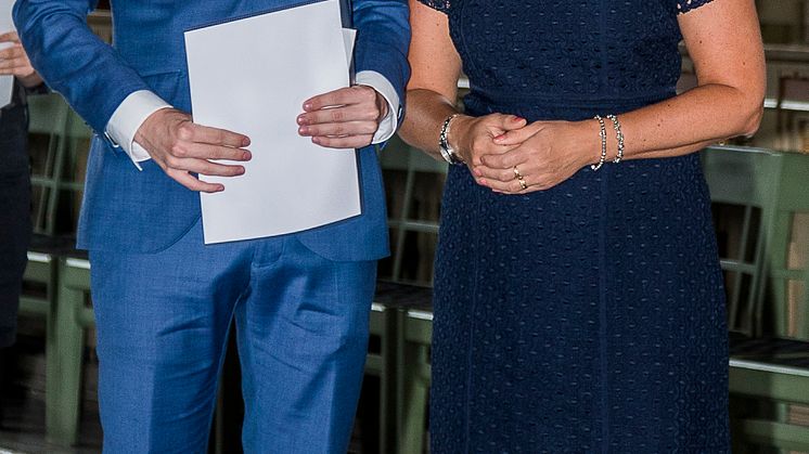 Här är Europaskolans matematikstipendiat Axel Engström tillsammans med Pia Dahlén, kommunikationschef på Eskilstuna Strängnäs Energi och Miljö som delade ut stipendiet.