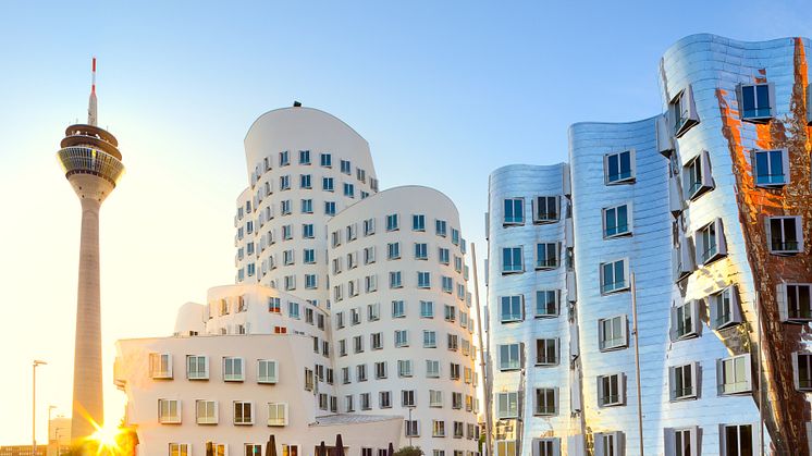 Düsseldorf: Rheinturm und Neuer Zollhof / Nordrhein-Westfalen ©Francesco Carovillano