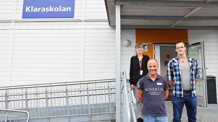 Nu startar Framtidsakademin! Först ut i projektet är Klaraskolan. Maria Åkesson, bostadssocial koordinator på HFAB, Per Thronée, projektledare på HFAB och Björn Blanck, integrationssamordnare på Klaraskolan, informerade eleverna om satsningen.