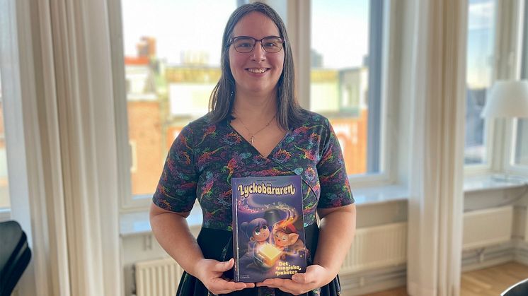 Sissel Gustafsson med nya boken "Lyckobäraren - Det Magiska Paketet".