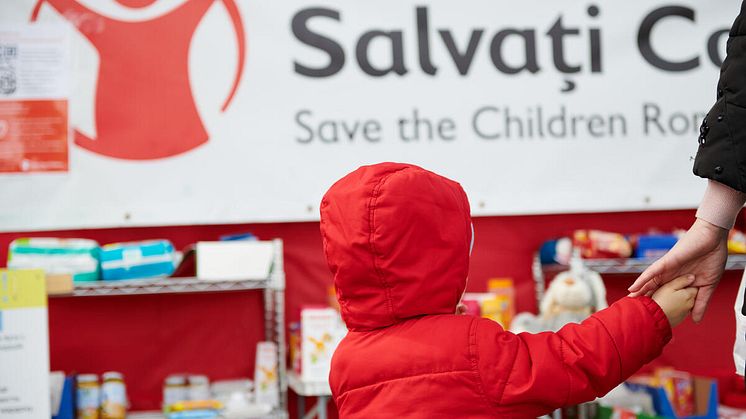 Familjer får hjälp av Rädda Barnen i Rumänien, på gränsen till Ukraina. Foto: Mihaela Oprisan / Save The Children