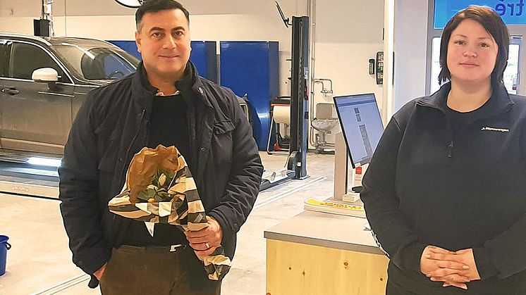 Bilprovningen firade öppnandet av Stockholm-Gärdet i nya lokaler på Tegeluddsvägen 35 tulpaner till den första kunden.