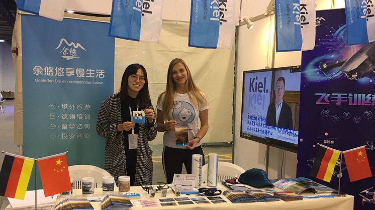 Hanna Schälke von Kiel-Marketing mit einer chinesischen Kollegin von YuYou Travel