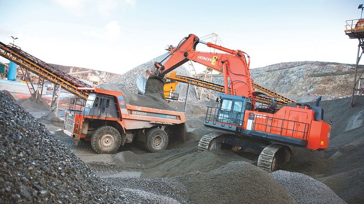 Hitachis 120-tonnare EX1200-6. Den maskin som levereras till Bennys Gräv ser något annorlunda ut. Bland annat har den extrautrustats med hydraulisk stege, ”Sliding ladder”, för att underlätta för föraren att äntra maskinen. (Foto: Hitachi) 