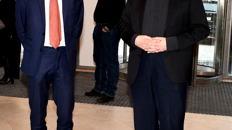 Kardinalen och socialministern i Älvsjö.JPG