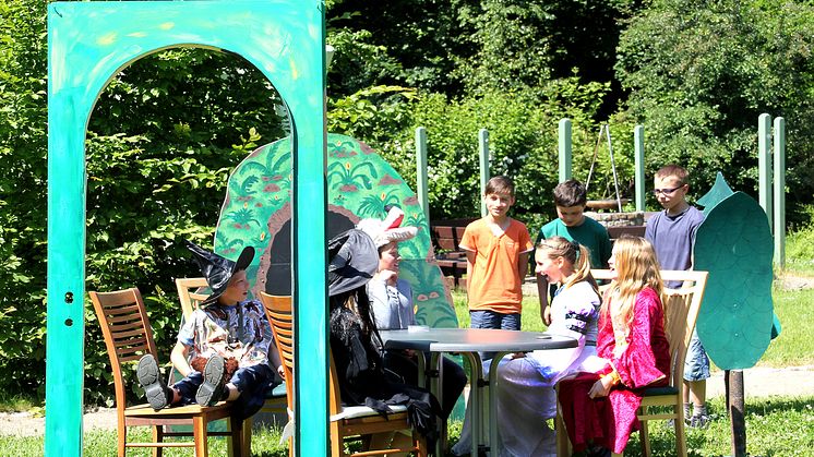 Fünftklässler führen ein Theaterstück im Kinderhospiz Bärenherz auf