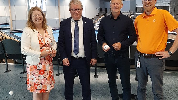 Kvartetten som invigde Mälarenergi Arena genom att klippa ett band av innebandybollar. Från vänster: Vicki Skure-Eriksson (C), Anders Teljebäck (S), Fredrik Svensson, vd Arvid Svensson/Rocklunda Fastigheter, Niklas Gunnar, vd Mälarenergi.